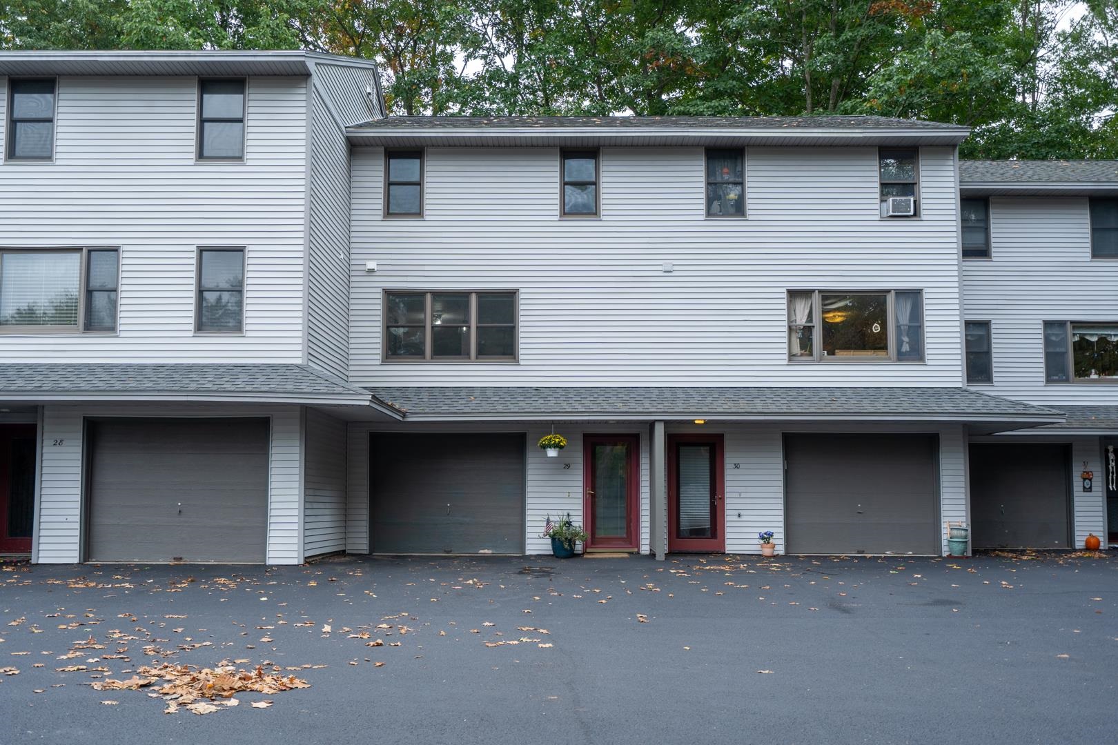 Moonlight Dr, Newmarket, NH 03857