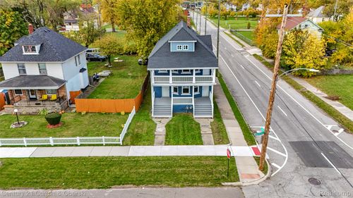 2275 Montclair St, Detroit, MI, 48214-4055 | Card Image