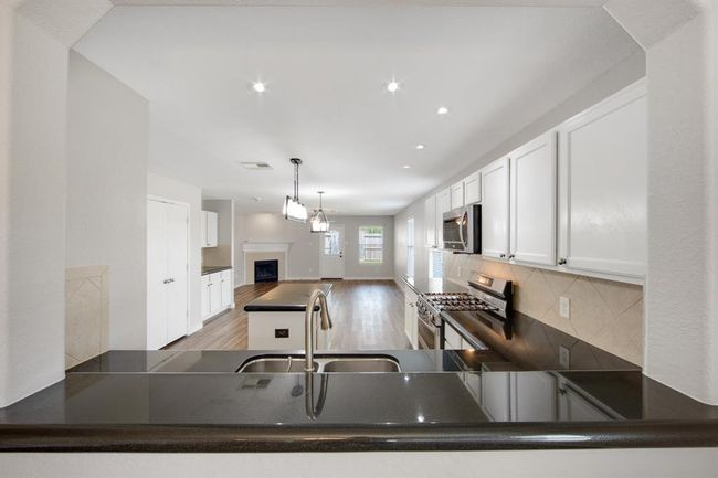15319 Sableton Crest Ln, House other with 3 bedrooms, 2 bathrooms and 2 parking in Cypress TX | Image 7