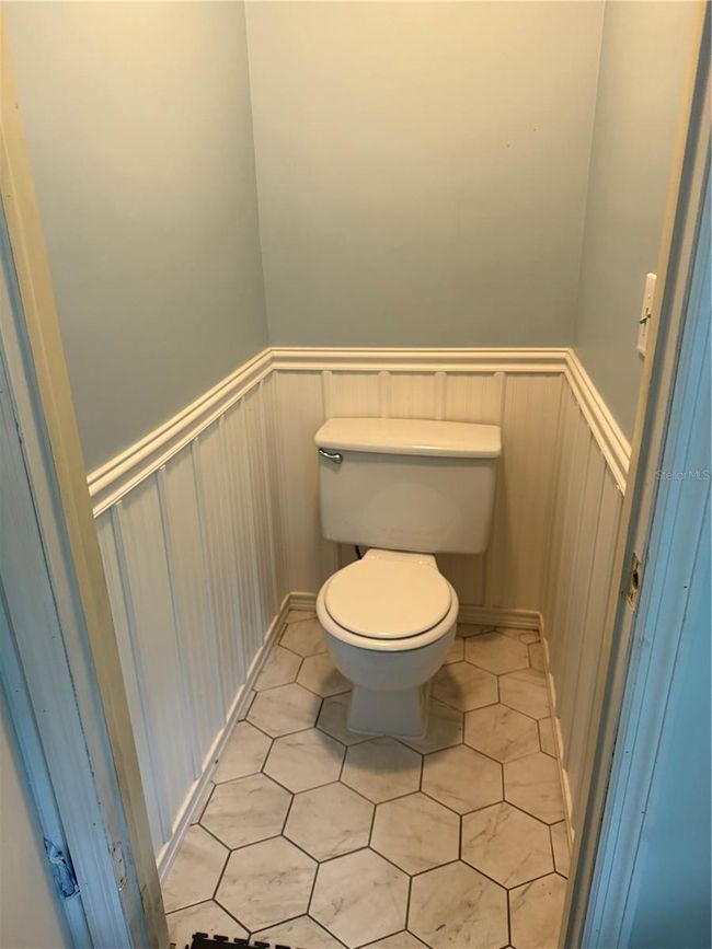 1/2 bath in LR | Image 26