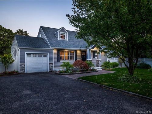 895 Sycamore Ave, Bohemia, NY, 11716-3516 | Card Image