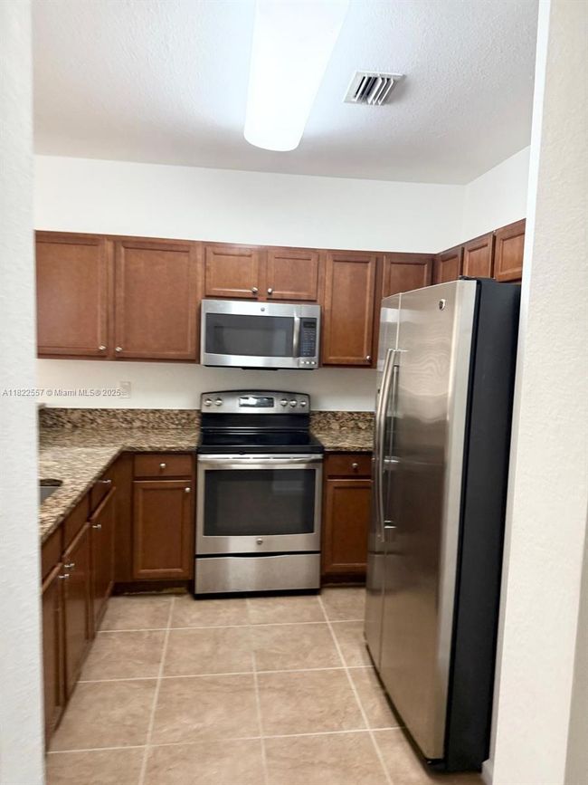 APT-213 - 8900 Nw 97 Th Ave, Condo with 3 bedrooms, 3 bathrooms and null parking in Medley FL | Image 5