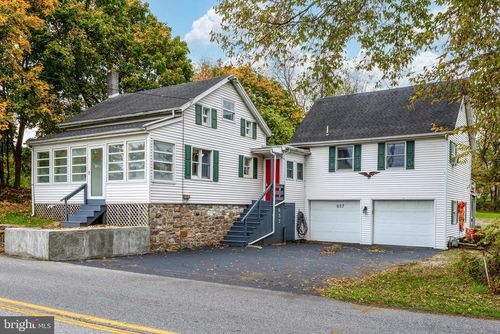 657 Sinking Springs Ln, YORK, PA, 17404-8488 | Card Image