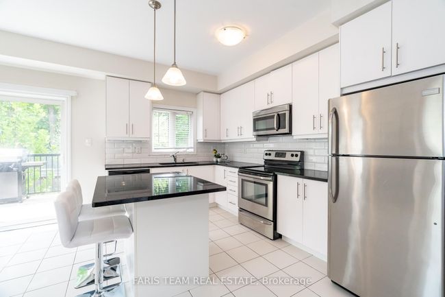 224 Appleton Crt, House attached with 3 bedrooms, 4 bathrooms and 3 parking in Newmarket ON | Image 5