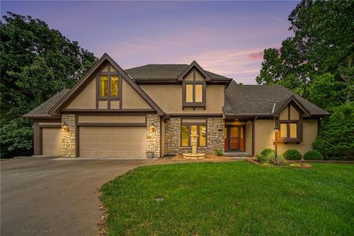 5525 N Oakdale Pl, Parkville, MO, 64152-4337 | Card Image