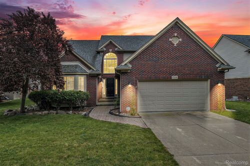 724 Pinecreek Dr, Fenton, MI, 48430-1975 | Card Image