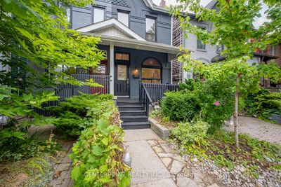 777 Manning Ave, Home with 3 bedrooms, 2 bathrooms and 1 parking in Toronto ON | Image 2