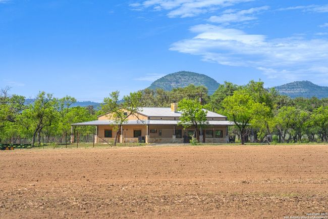 1065 B &Amp; R, Home with 3 bedrooms, 3 bathrooms and null parking in Utopia TX | Image 12