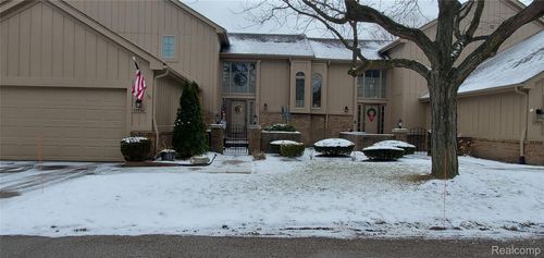 37860 N Laurel Park Dr, Livonia, MI, 48152-2667 | Card Image