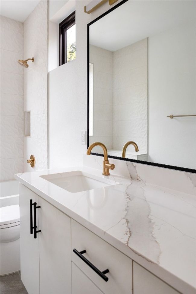 Full bath with toilet, vanity, and washtub / shower combination | Image 17