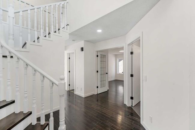 919 Shawnee Dr Sw, House other with 5 bedrooms, 4 bathrooms and 4 parking in Calgary AB | Image 20