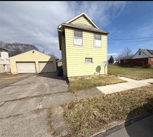 330 Sanderson Ave, Campbell, OH, 44405-1465 | Card Image