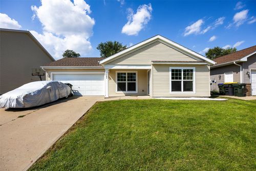 1542 Dickenson Ln, Iowa City, IA, 52240-9111 | Card Image