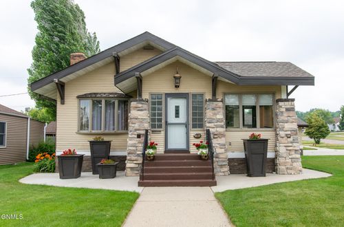 735 2nd Ave Nw, Valley City, ND, 58072-2505 | Card Image