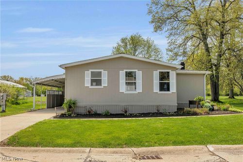 17 Trolleyview Lane, Olmsted Twp, OH, 44138 | Card Image