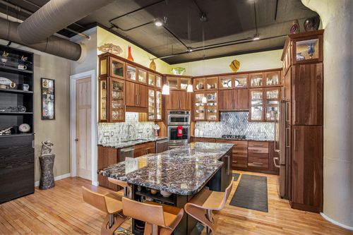 8-109 W Washington Ave, Jackson, MI, 49201-2480 | Card Image