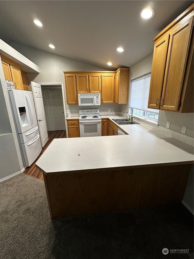 Kitchen w/Eating Space | Image 4