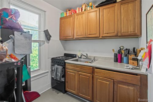 1012 8th St, Port Huron, MI, 48060-5307 | Card Image