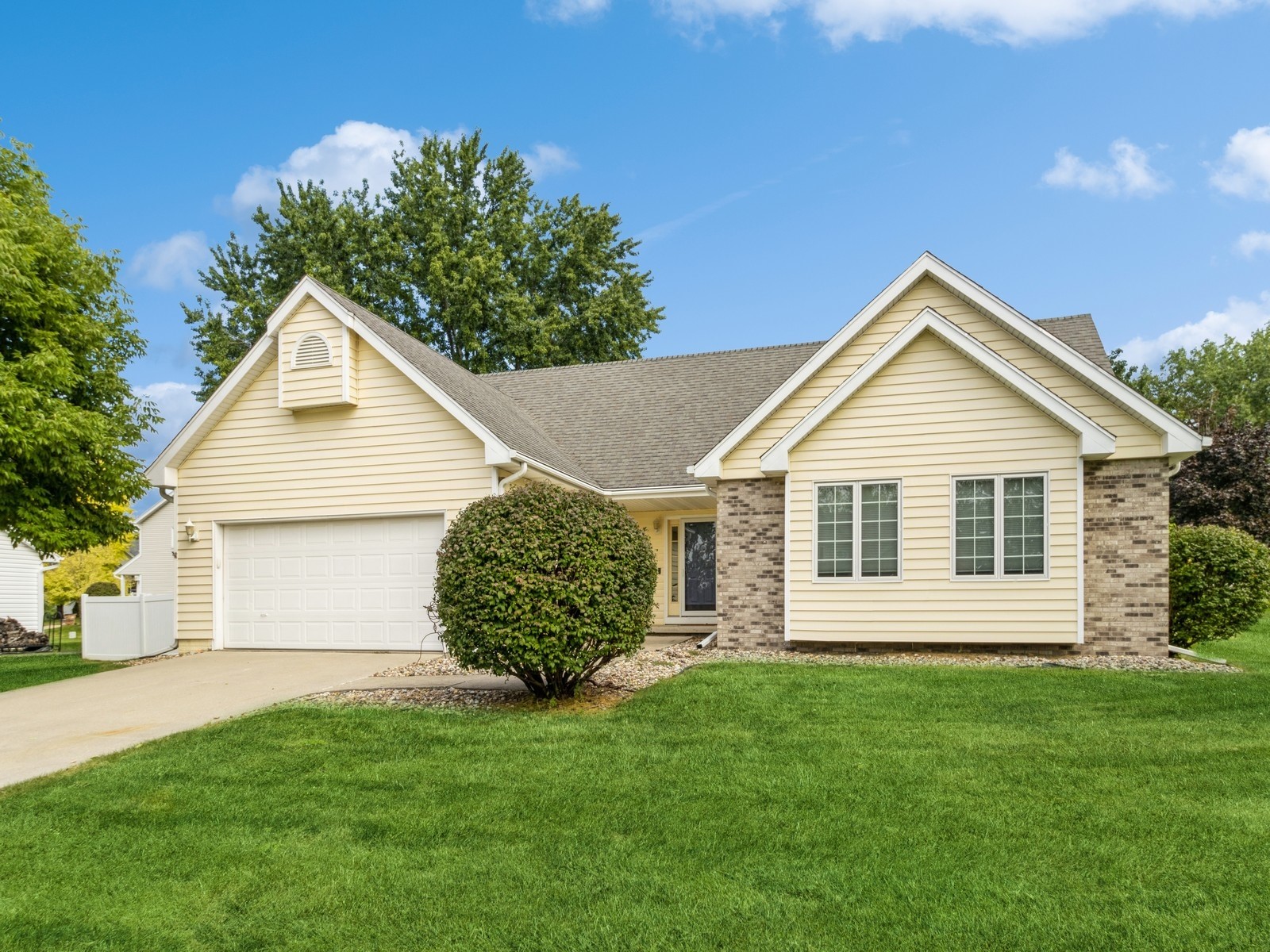 Luin Dr, Clive, IA 50325