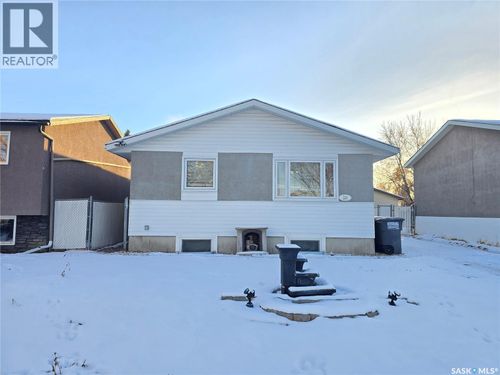 210 Western Cres, Saskatoon, SK, S7H4J6 | Card Image