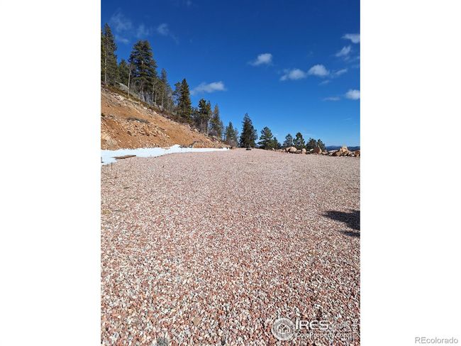 Large upper driveway area | Image 17