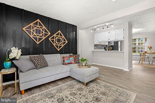 1525 Pin Oak Dr, WALDORF, MD, 20601-3588 | Card Image