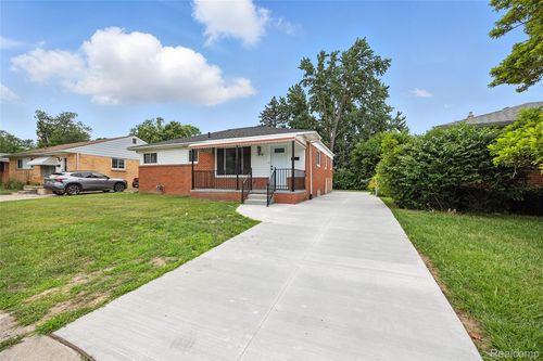 1418 W 13 Mile Rd, Royal Oak, MI, 48073-2489 | Card Image