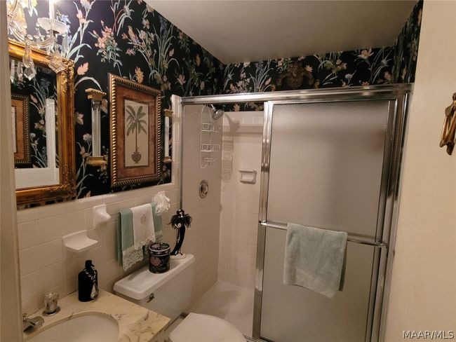 Hall bathroom | Image 18