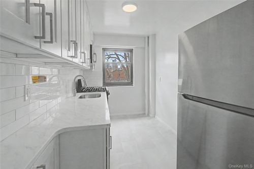 3b-21-85 34th Ave, Astoria, NY, 11106-4329 | Card Image