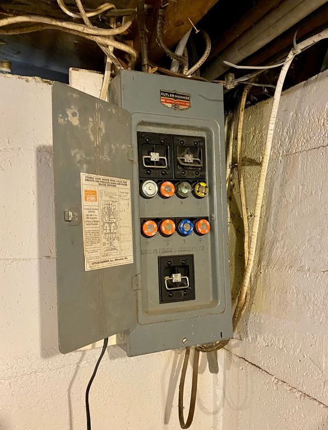 Fuse panel | Image 23