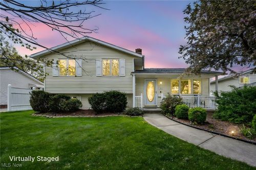462 Waterbury Dr, Eastlake, OH, 44095-1227 | Card Image
