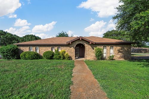 300 Travis Ln, Hewitt, TX, 76643-3101 | Card Image