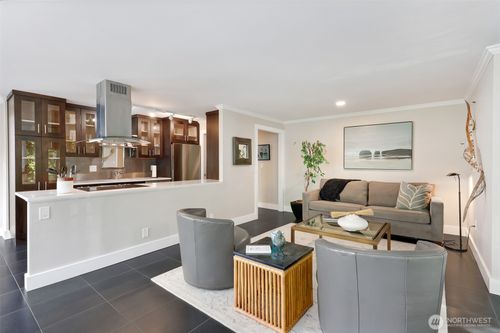 201-2040 43rd Ave E, Seattle, WA, 98112-2770 | Card Image