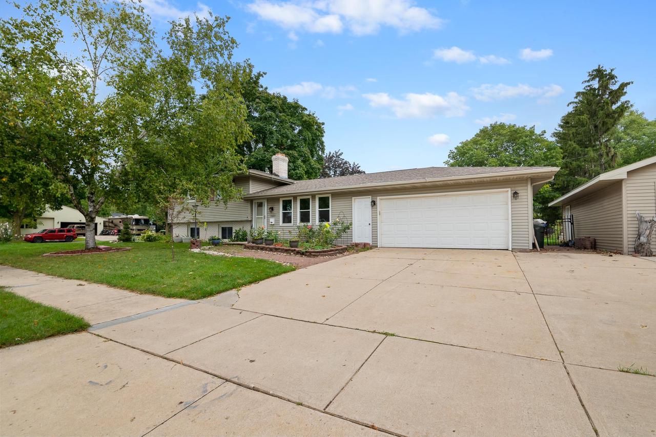 Lourdes Ave, DE Pere, WI 54115