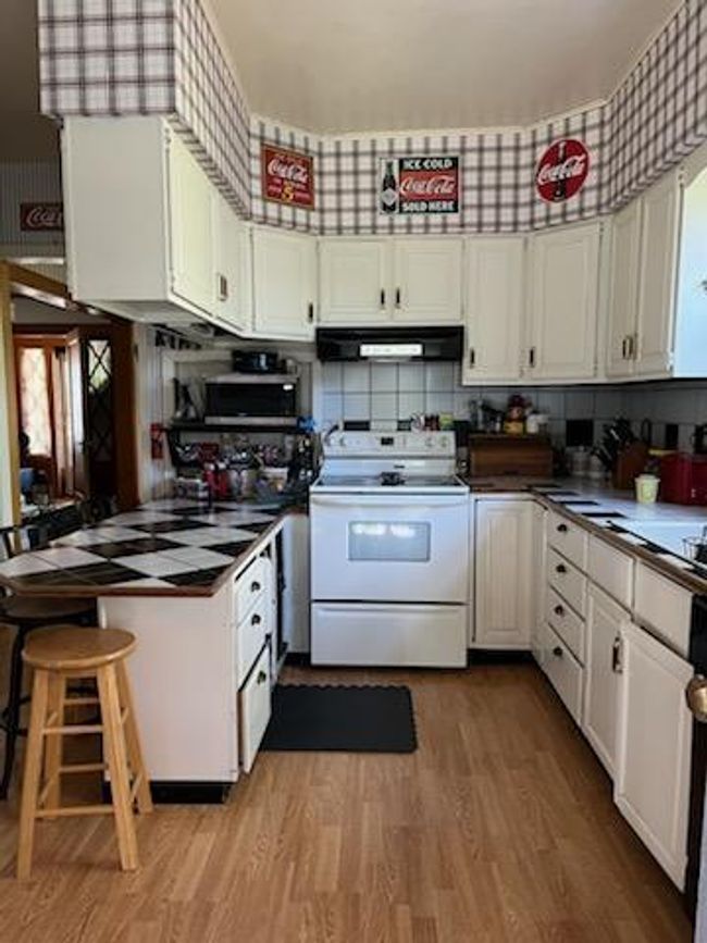 Plenty of storage & cabinet space! | Image 22