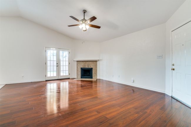 Upon entering you'll be greeted by a grand entrance. It's perfect for hello's and lingering goodbyes. | Image 5