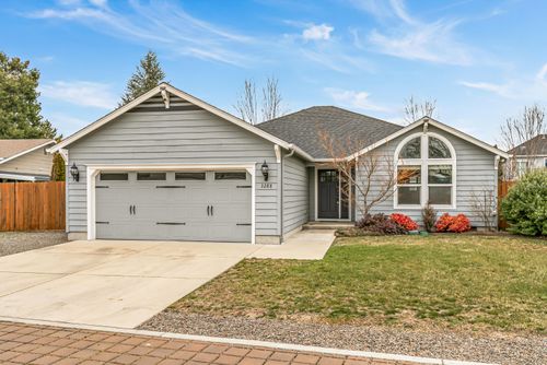 3288 Grant Rd, Central Point, OR, 97502-1525 | Card Image