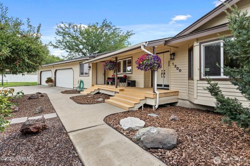 1300 Meadowlark Ln, Zillah, WA, 98953-9663 | Card Image