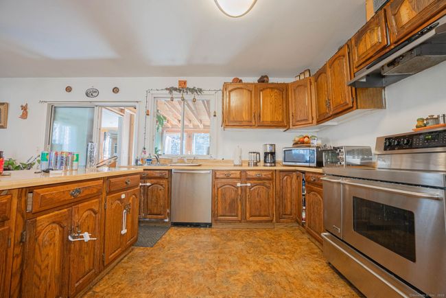 10 Twitchgrass Rd, House other with 3 bedrooms, 3 bathrooms and null parking in Trumbull CT | Image 5