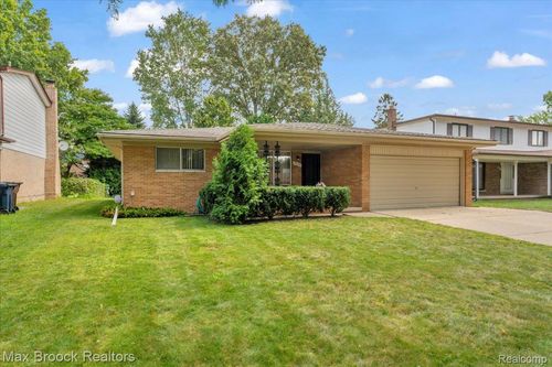 35656 Saxony Dr, Sterling Heights, MI, 48310-5187 | Card Image