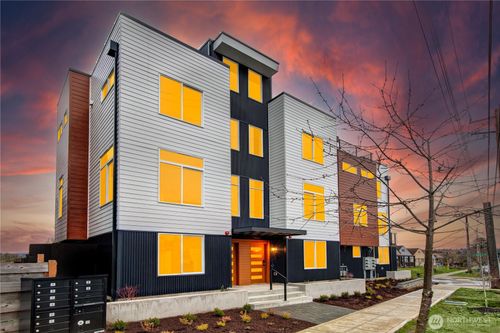 7560 43rd Ave S, Seattle, WA, 98118-3902 | Card Image