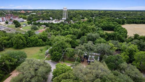 900 Tank St, Lockhart, TX, 78644-1634 | Card Image