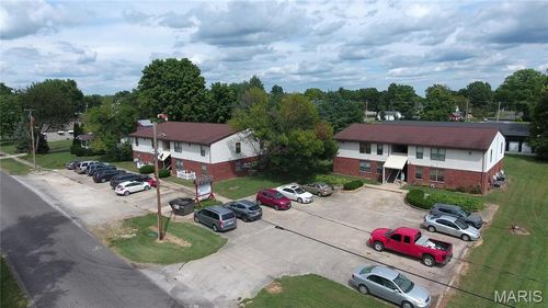 818 6th St, Carrollton, IL, 62016-1400 | Card Image