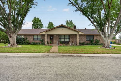 623 Oakland Ave, Gonzales, TX, 78629-2101 | Card Image