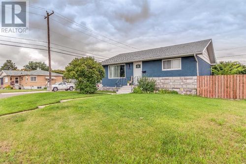 1901 17 Ave Se, Medicine Hat, AB, T1A3V3 | Card Image