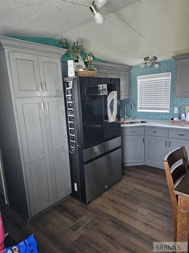 2146 Pine Tree Cir, House other with 3 bedrooms, 2 bathrooms and null parking in Idaho Falls ID | Image 10
