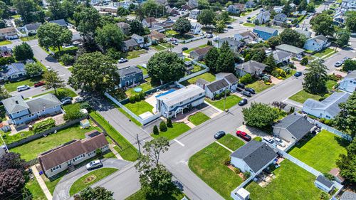 52 Manhattan Ave, West Babylon, NY, 11704-5202 | Card Image