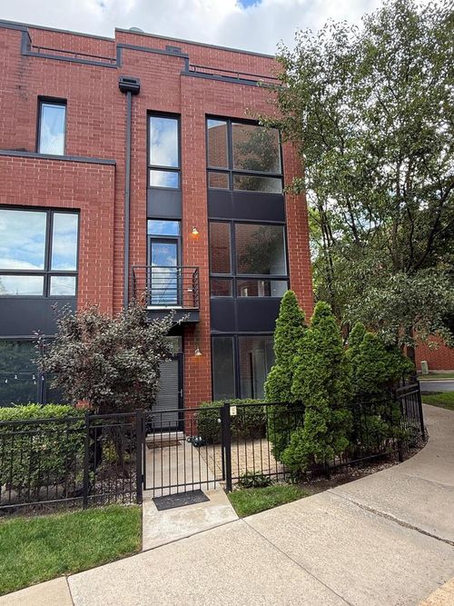 2864 N Riverwalk Dr, Chicago, IL, 60618-1080 | Card Image