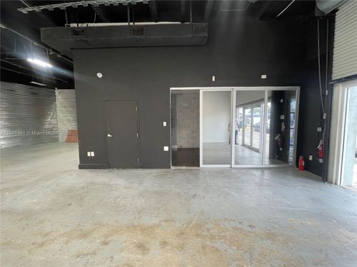 18315 W Dixie Hwy, NORTH MIAMI BEACH, FL, 33160-2071 | Card Image