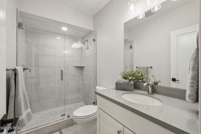 363 E Overlook Loop, Condo with 3 bedrooms, 4 bathrooms and null parking in Hideout UT | Image 32